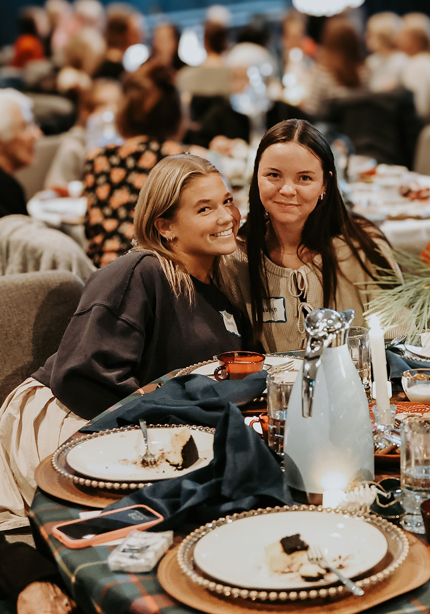 Women gathering at Christmas Desserts — photo 6
